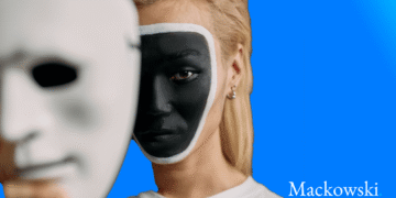 Narcissisme person tager maske af og er sortmalet i ansigtet