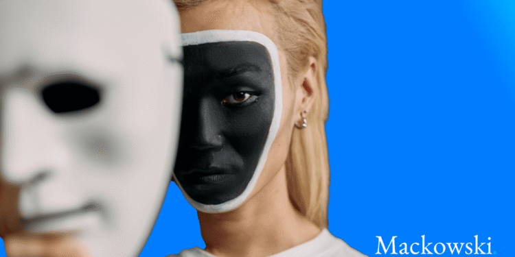 Narcissisme person tager maske af og er sortmalet i ansigtet