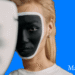 Narcissisme person tager maske af og er sortmalet i ansigtet