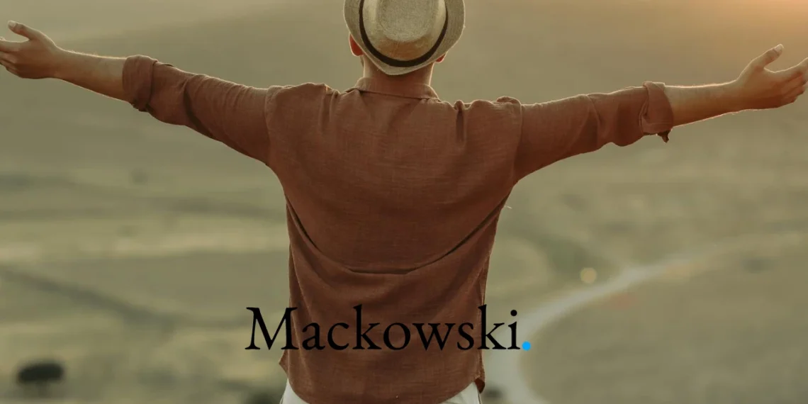 Selvtillid vs selvværd vs self-efficacy mand med ryggen til og arme udstrakt V2