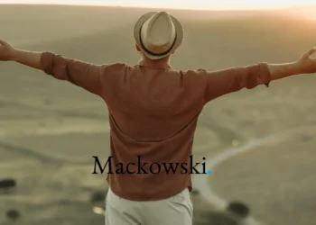 Selvtillid vs selvværd vs self-efficacy mand med ryggen til og arme udstrakt V2