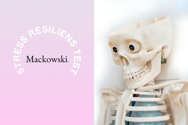 Skelet med store øjne og fjernet hjerne (låget er løftet) udtryk for stress resiliens-test [C] 2026 LNM.