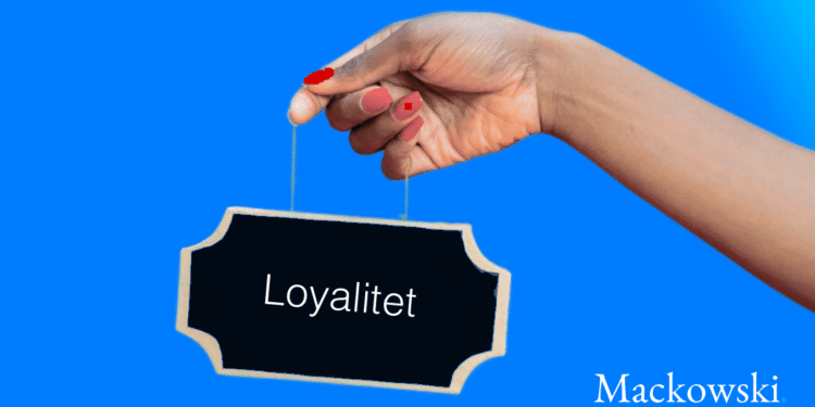 Skilt med loyalitet hænger i menneskehånd