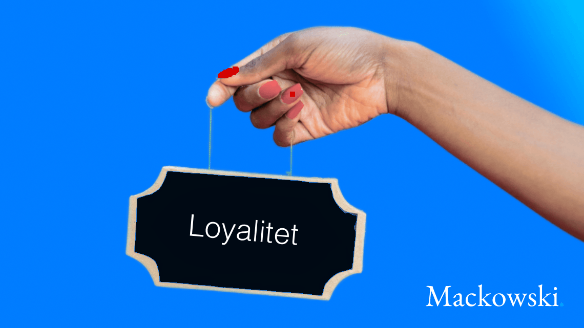 Skilt med loyalitet hænger i menneskehånd