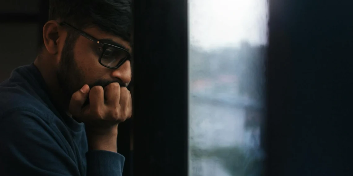 Sorgfaser i forandringsledelse mand ser ked ud af det.