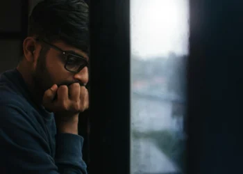 Sorgfaser i forandringsledelse mand ser ked ud af det.