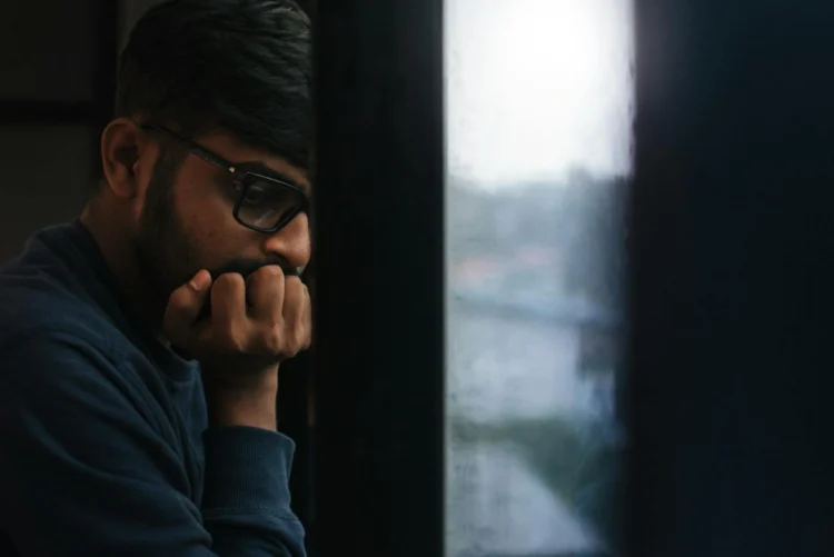 Sorgfaser i forandringsledelse mand ser ked ud af det.