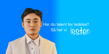 Talent for ledelse ung mand i jakkesæt på blå baggrund