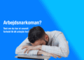 Arbejdsnarkoman sover oven på MacBook på kontoret V2.0.