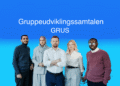 Gruppeudviklingssamtalen (GRUS) V2.1 5 mennesker på blå baggrund