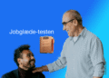 Jobglæde-test chef lægger rolig hånd på medarbejder og smiler V2.1