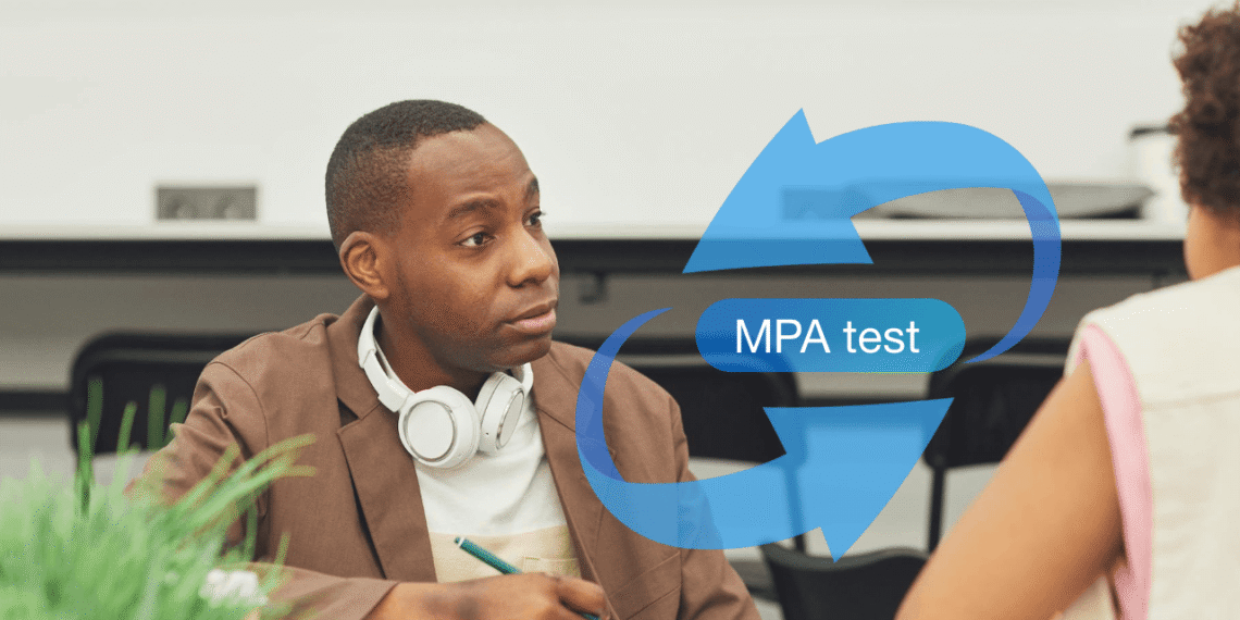 MPA Test mandlig testsagkyndig sidder overfor kvinde V2.1.