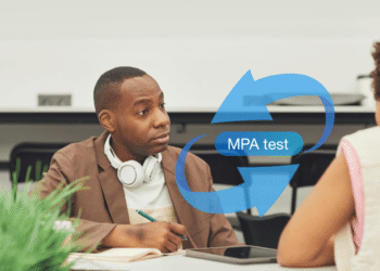 MPA Test mandlig testsagkyndig sidder overfor kvinde V2.1.