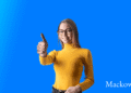 Selvtillid her yngre kvinde med masser af gå på mod