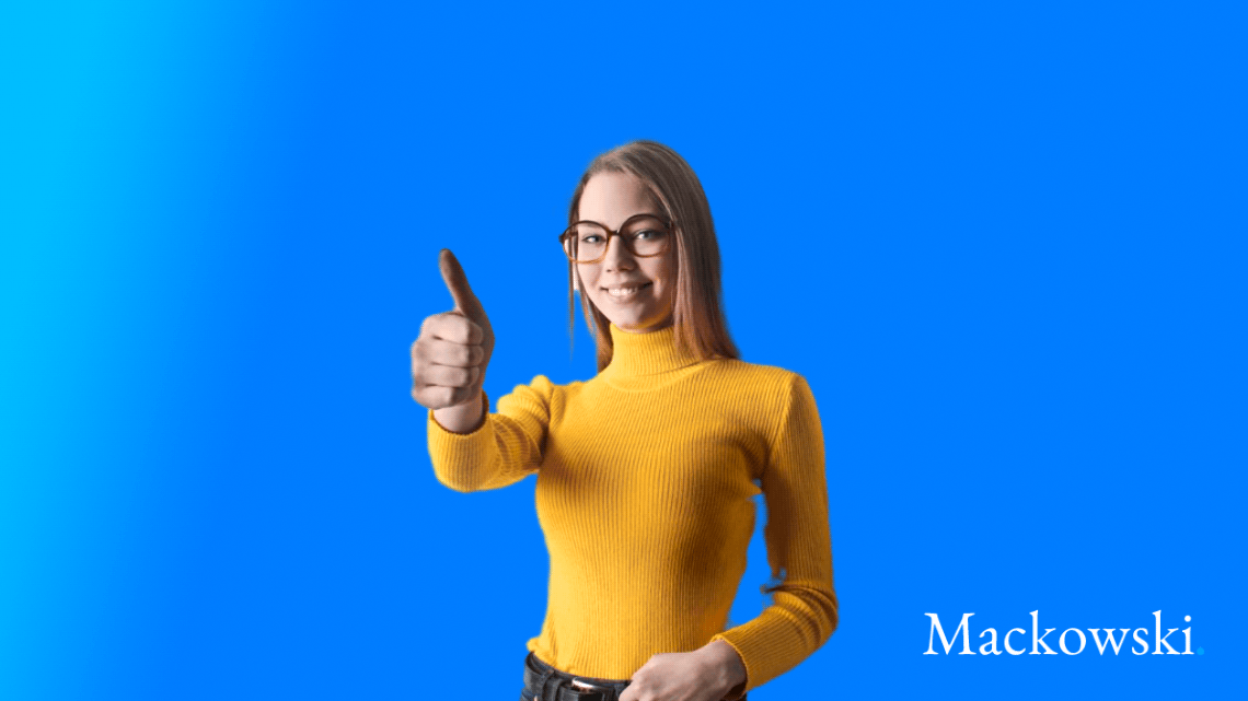Selvtillid her yngre kvinde med masser af gå på mod