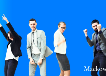 Lederstil test 4 ledere danser en slags sejrsdans på blå gradient baggrund