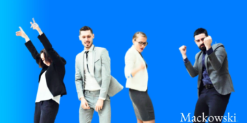 Lederstil test 4 ledere danser en slags sejrsdans på blå gradient baggrund