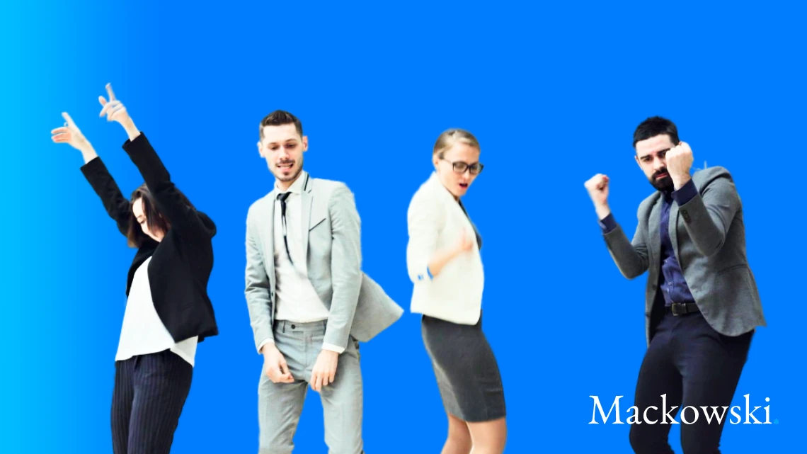 Lederstil test 4 ledere danser en slags sejrsdans på blå gradient baggrund