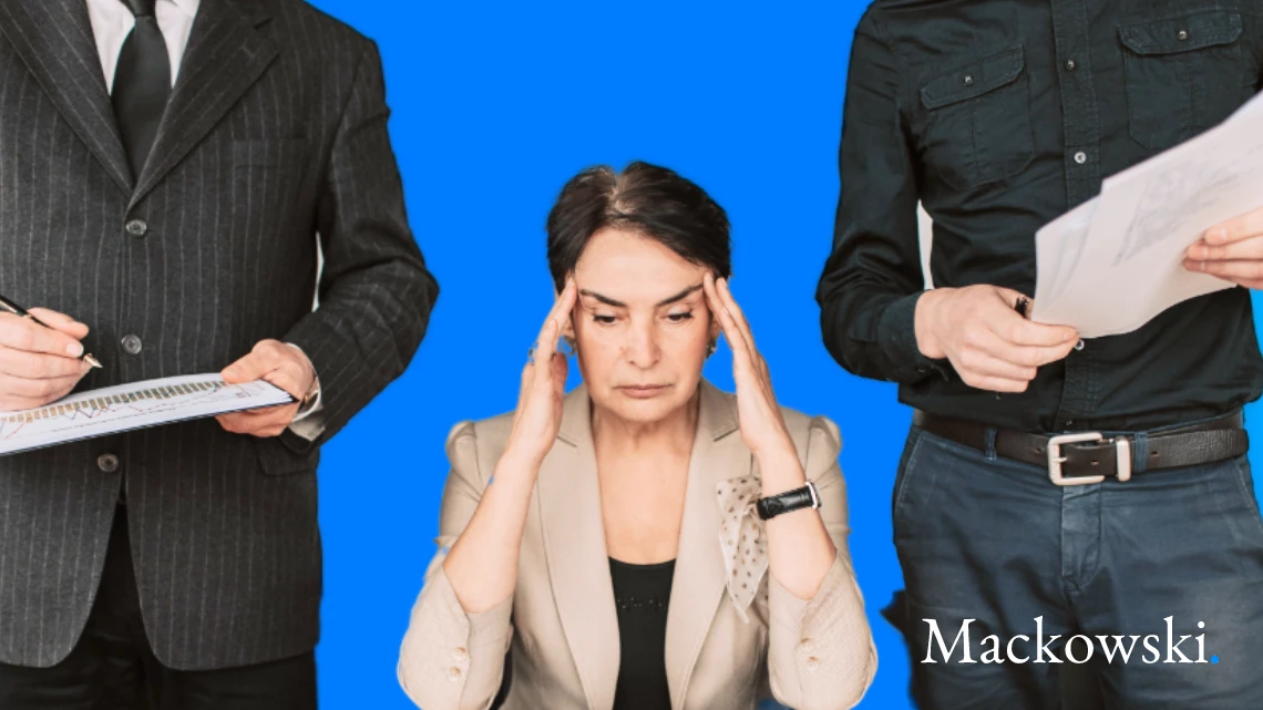 Stress test situationsbestemt kvindelig leder ser stresset ud