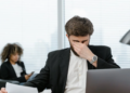 Udbrændthed vs stress mand sidder på kontor og ser udbrændt ud