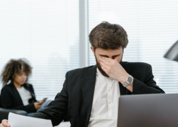 Udbrændthed vs stress mand sidder på kontor og ser udbrændt ud