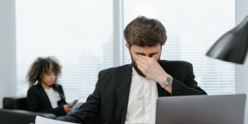 Udbrændthed vs stress mand sidder på kontor og ser udbrændt ud