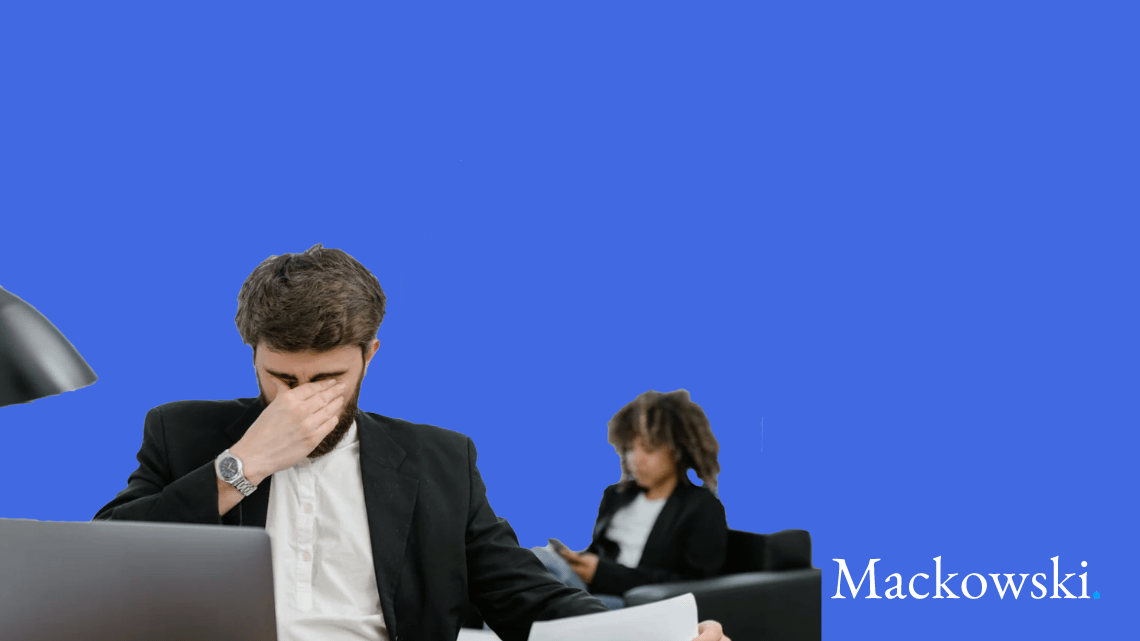 Udbrændthed vs stress mand tager sig til øjnene