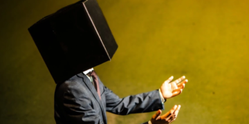 manipulationens psykologi leder med papkasse over hovedet