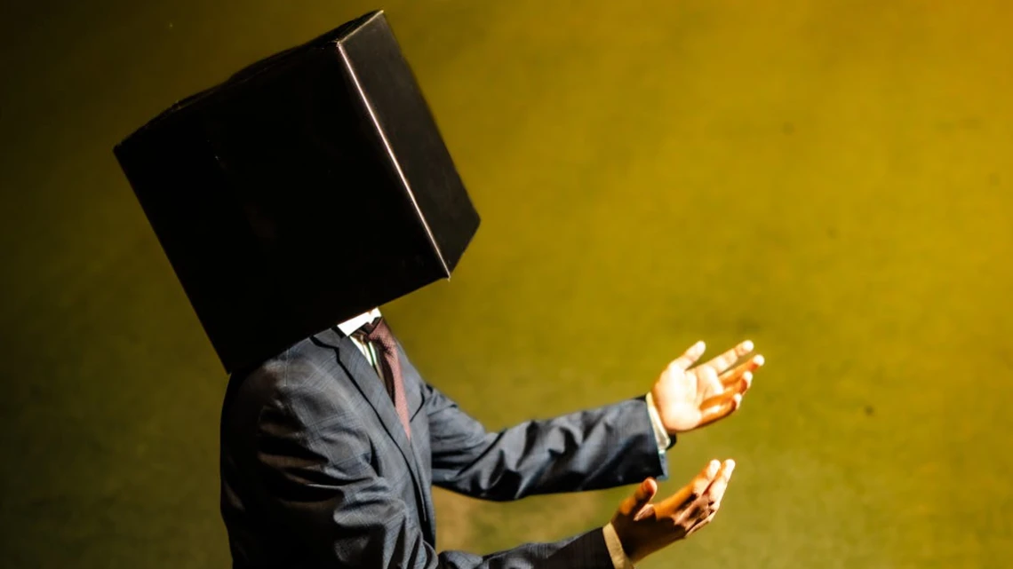 manipulationens psykologi leder med papkasse over hovedet