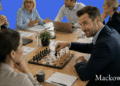 Machiavellisme test - leder snakker med medarbejder og spiller skak som udtryk for beregnende V1.1
