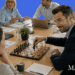 Machiavellisme test - leder snakker med medarbejder og spiller skak som udtryk for beregnende V1.1