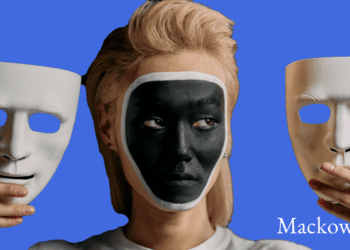 Imposter syndrom test - kvinde med sortmalet ansigt og en maske i hver hånd
