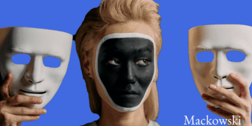 Imposter syndrom test - kvinde med sortmalet ansigt og en maske i hver hånd