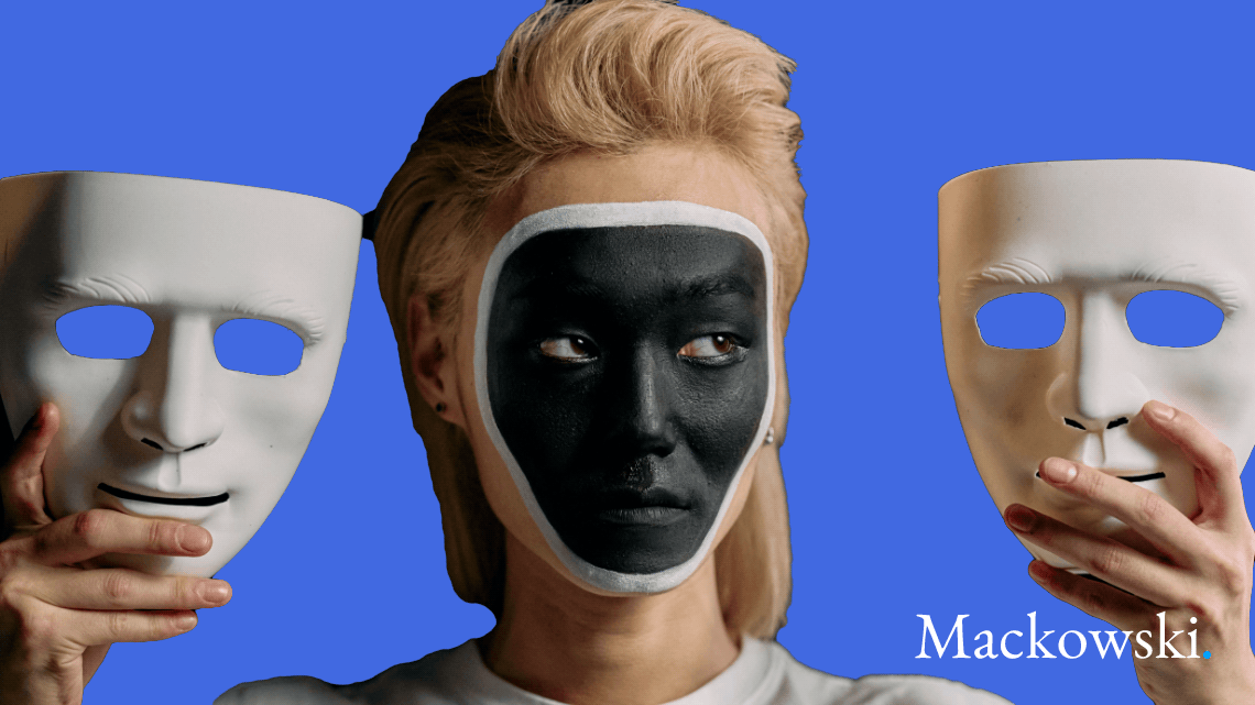 Imposter syndrom test - kvinde med sortmalet ansigt og en maske i hver hånd
